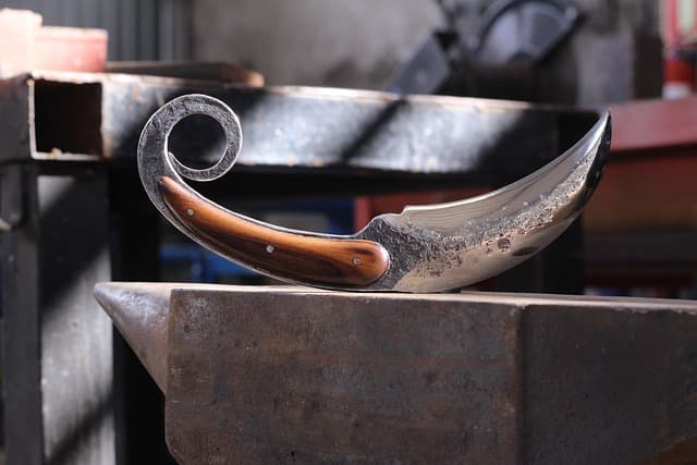 Knives with Curved Blades