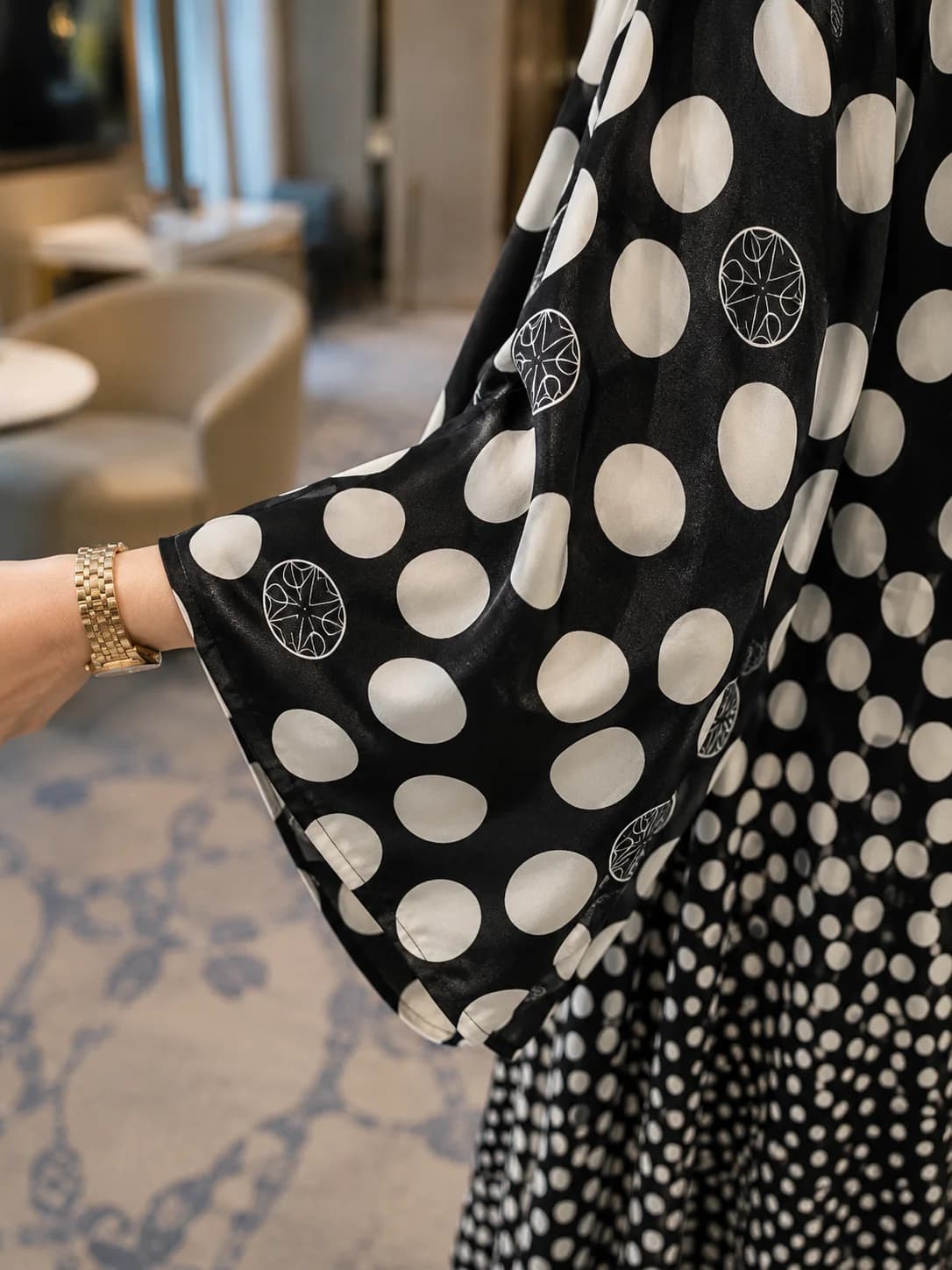 Black polka dot sleeve