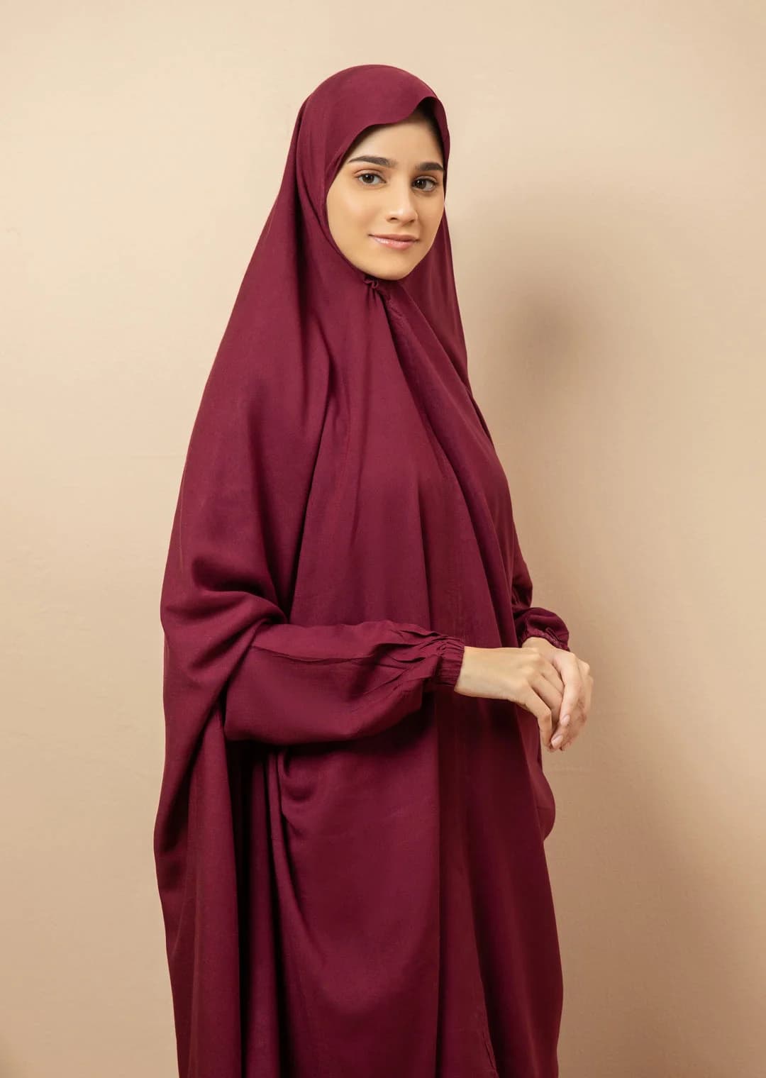 Maroon sleeved chadar