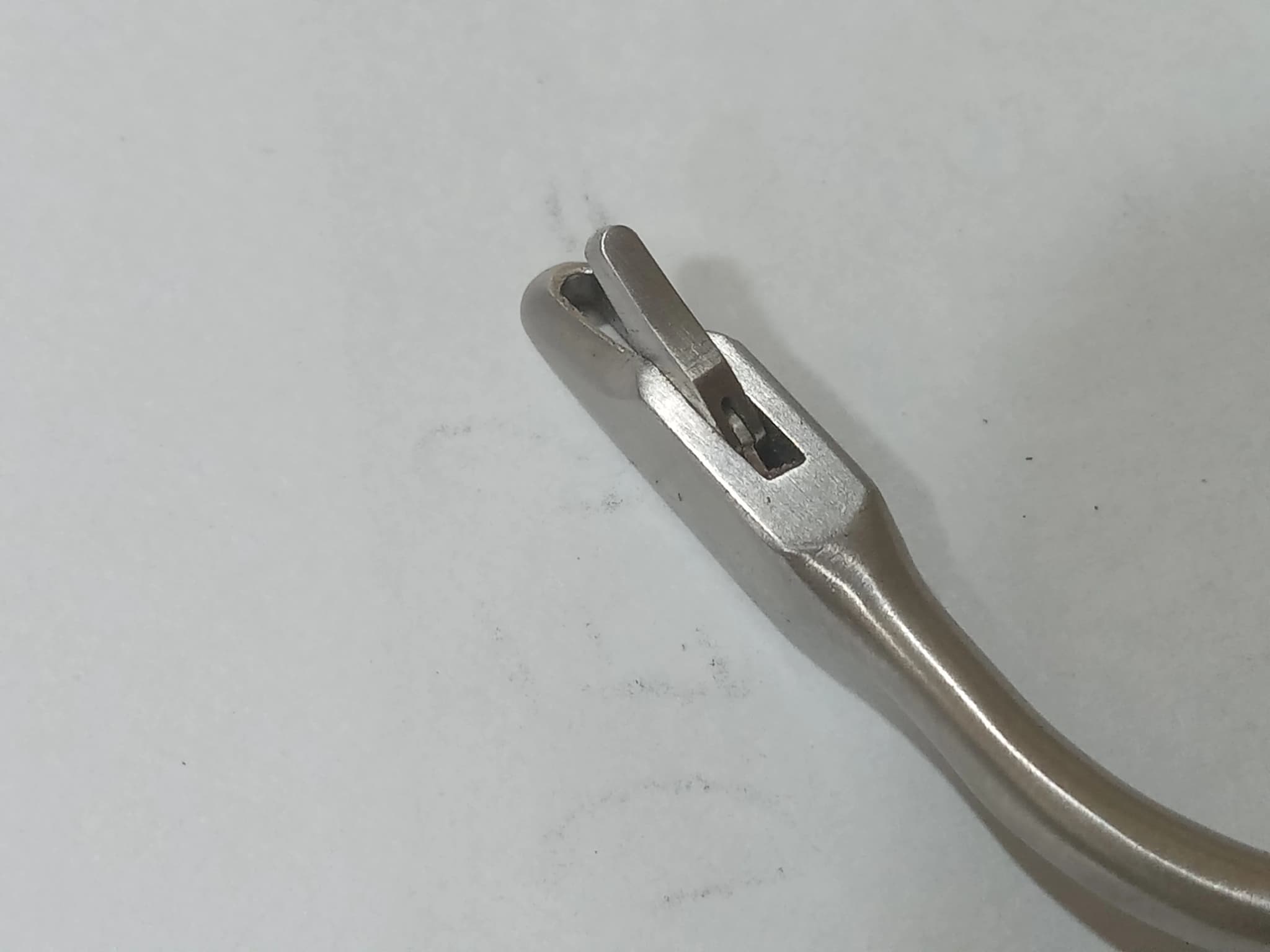 Slotted metal instrument tip