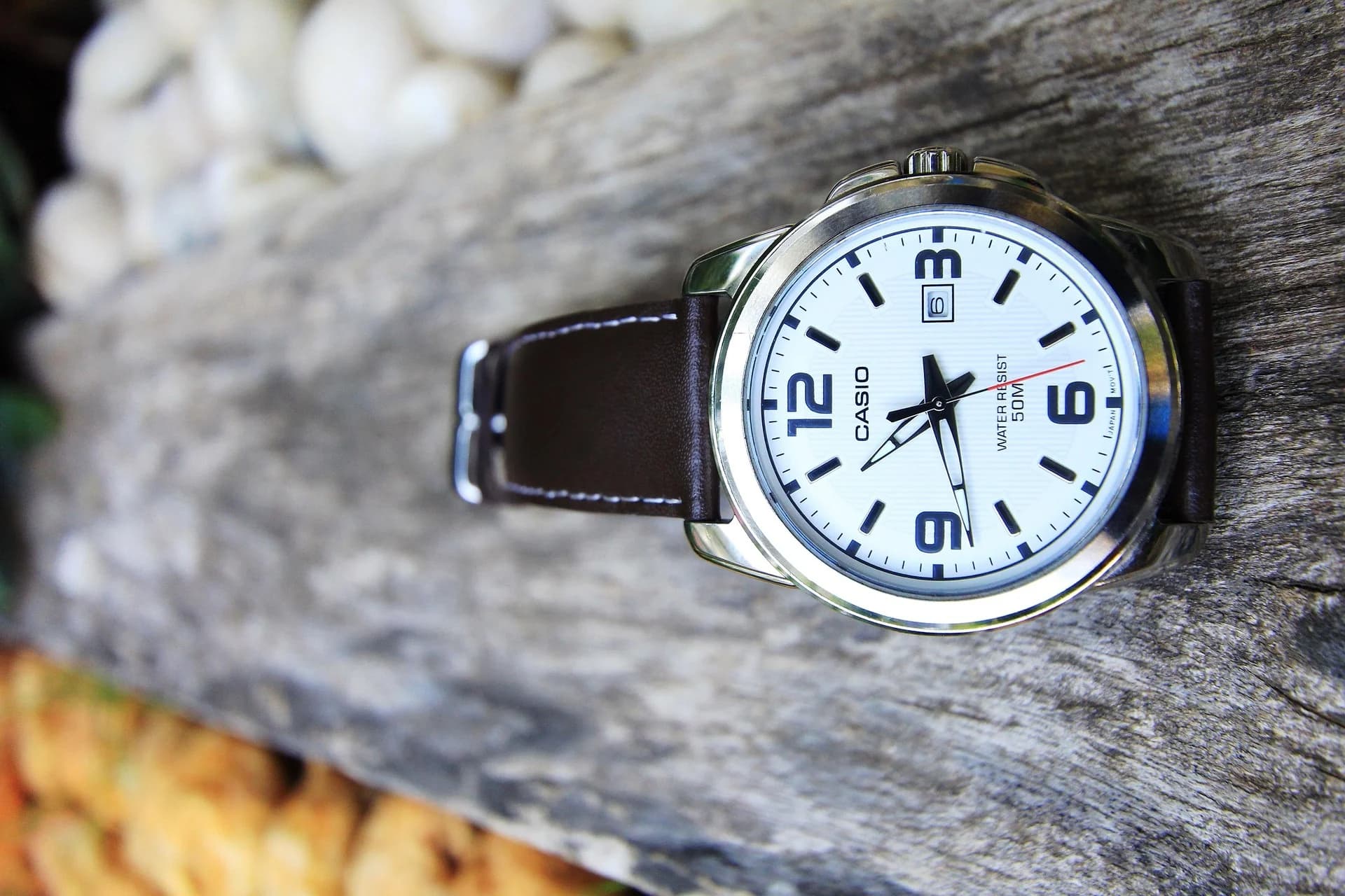 Stainless Steel Analog Wristwatch with Chronograph, Date Display, and Rotating Bezel