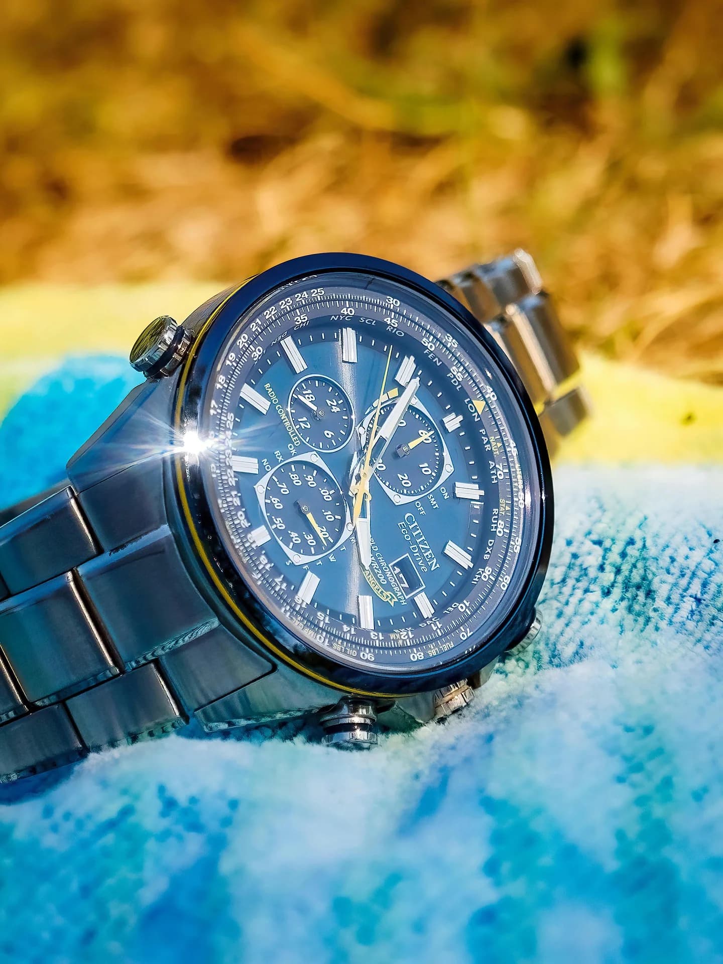 Stainless Steel Analog Wristwatch with Chronograph, Date Display, and Rotating Bezel