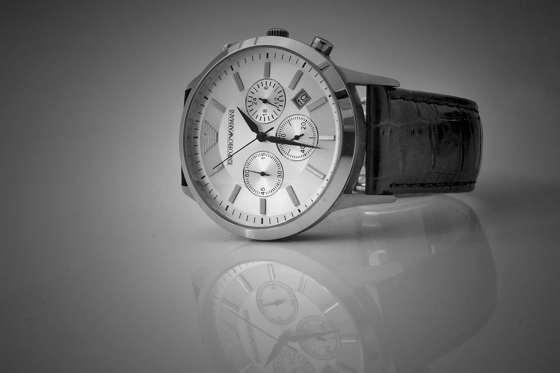 Stainless Steel Analog Wristwatch with Chronograph, Date Display, and Rotating Bezel