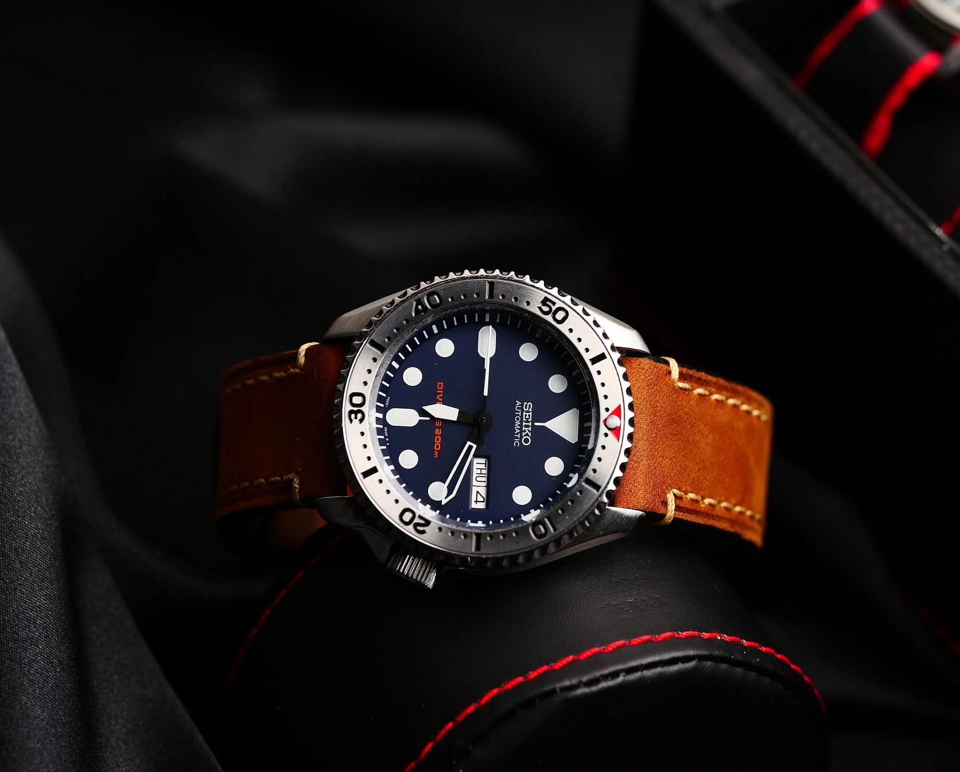 Stainless Steel Analog Wristwatch with Chronograph, Date Display, and Rotating Bezel