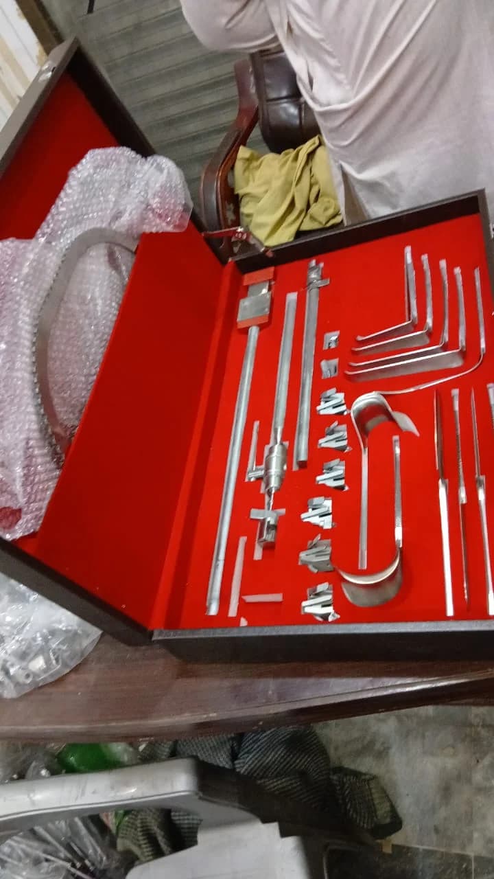 Surgical retractor set