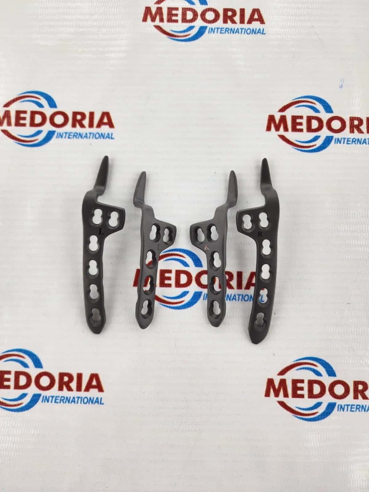 Clavicle hook plates