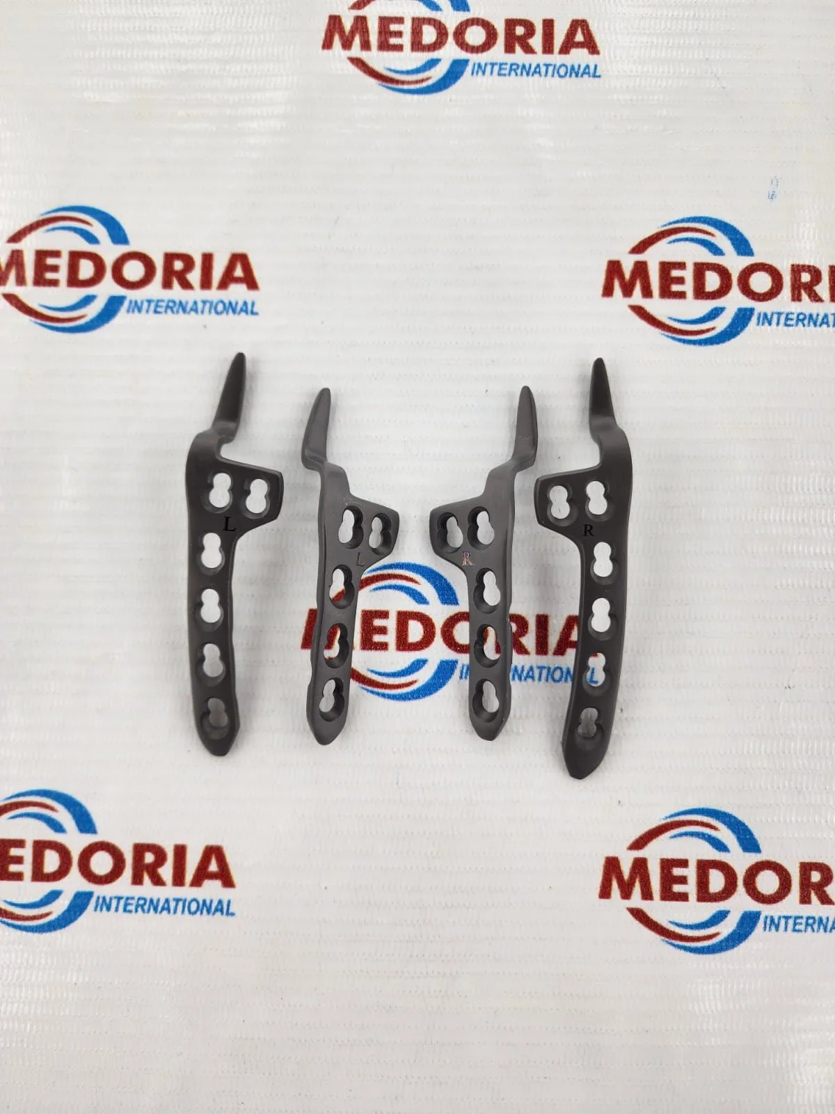 Clavicle hook plates