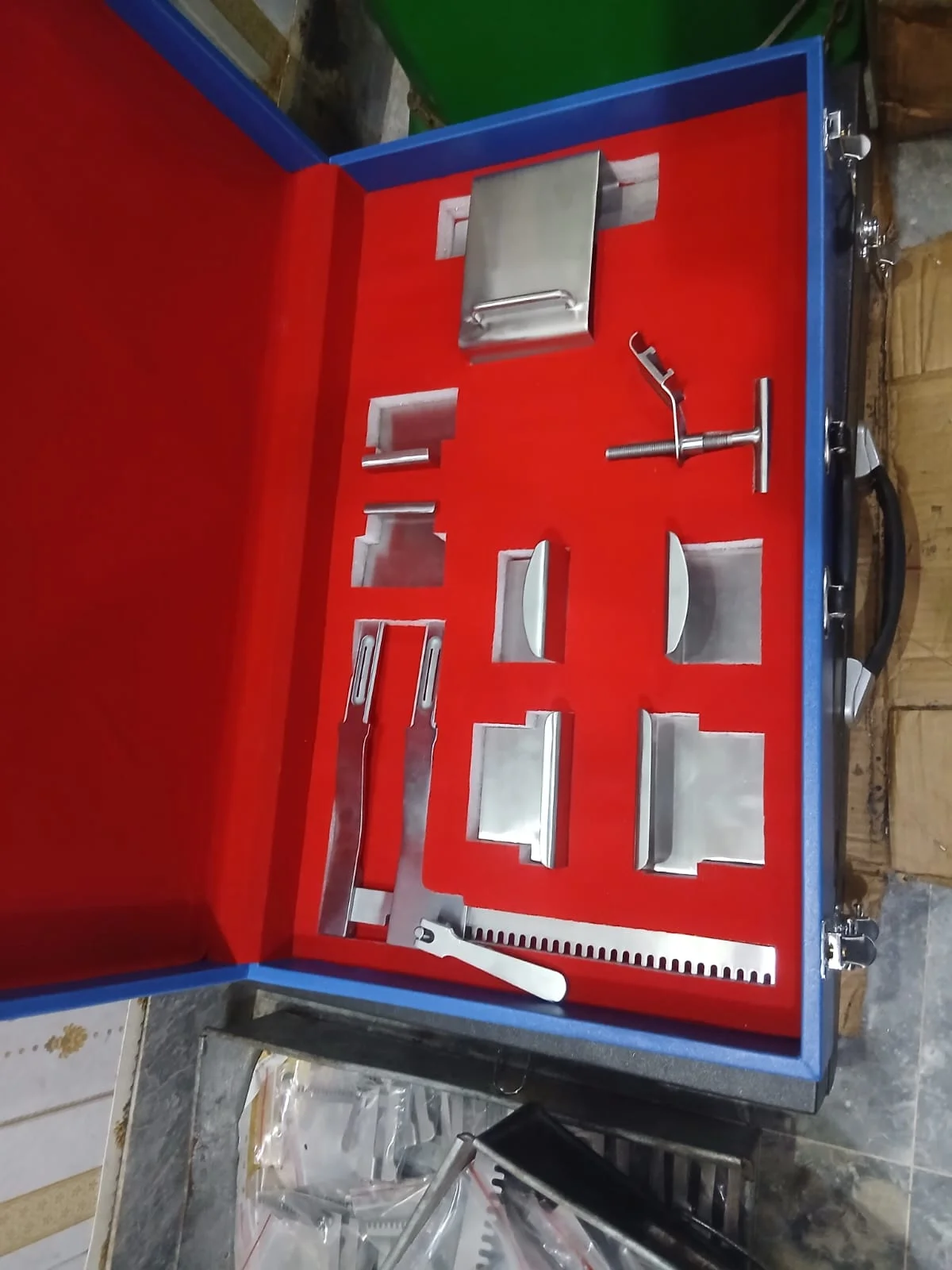 Metal retractor instrument set